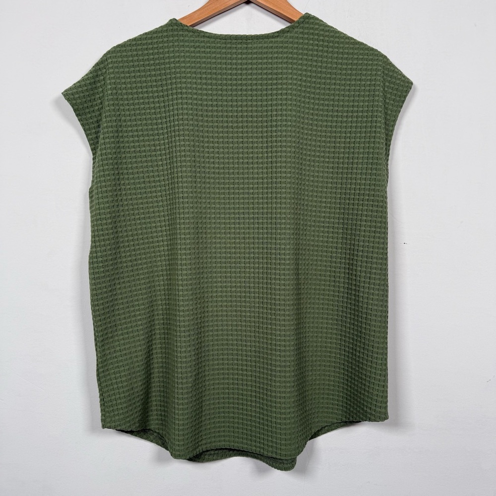 Jones New York Olive Textured Sleeveless Top with Shoulder Buttons, Size L - Picture 4 of 8
